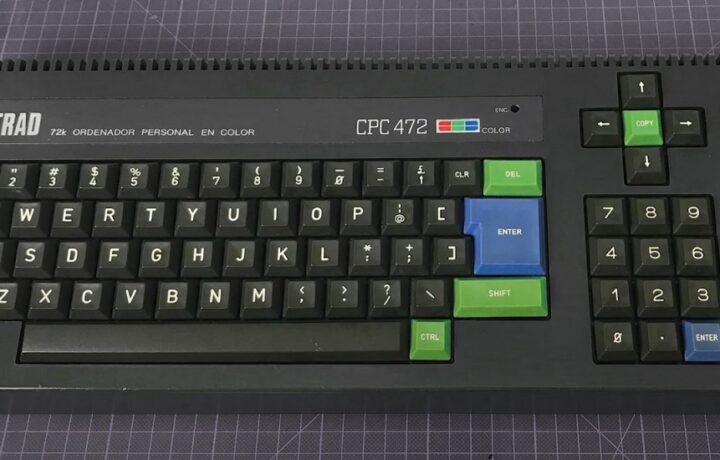 Tipkovnica CPC 472 pred dekretom 1250/1985, ki je na vseh računalnikih veleval špansko tipkovnico.