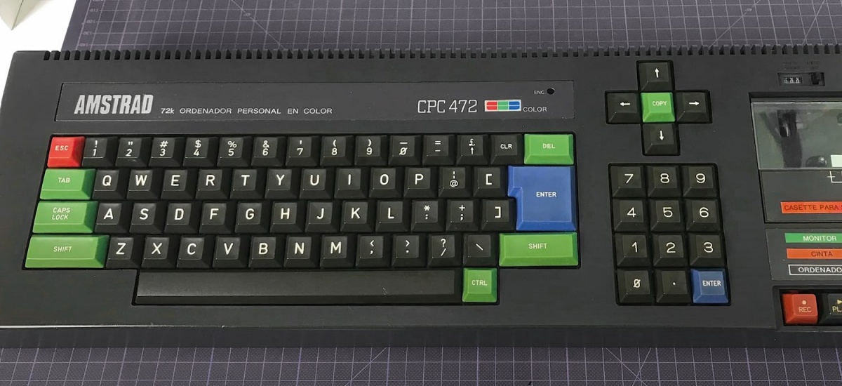 Tipkovnica CPC 472 pred dekretom 1250/1985, ki je na vseh računalnikih veleval špansko tipkovnico.