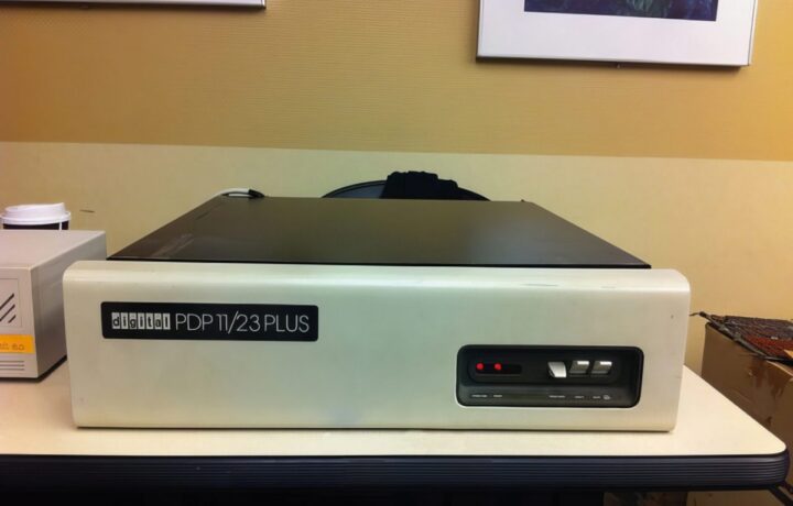 Mikroprocesorski miniračunalnik DEC PDP-11/23+.