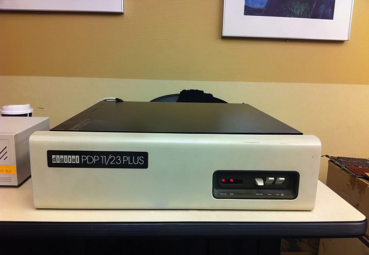 Mikroprocesorski miniračunalnik DEC PDP-11/23+.