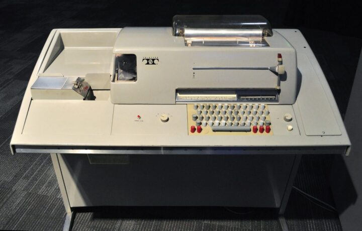 Kartično printerski terminal Teletype ASR-35. Joe Mabel na Wikimedia.