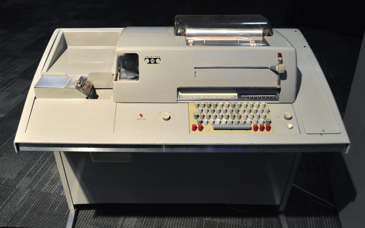 Kartično printerski terminal Teletype ASR-35. Joe Mabel na Wikimedia.