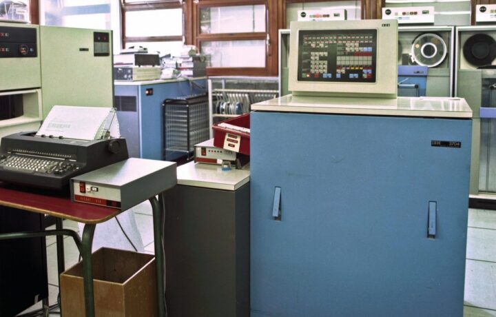 Računalnik IBM/370 z omrežno opremo. Jean Weber na Wikimedia