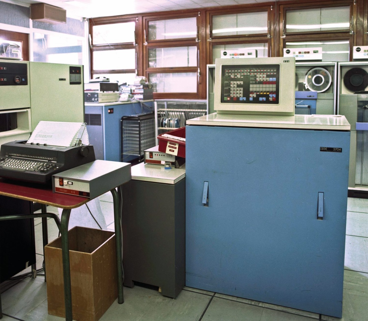 Računalnik IBM/370 z omrežno opremo. Jean Weber na Wikimedia