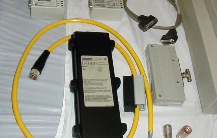 Zgodnja oprema krajevnih omrežij Ethernet. Robert Harker na Wikimedia.