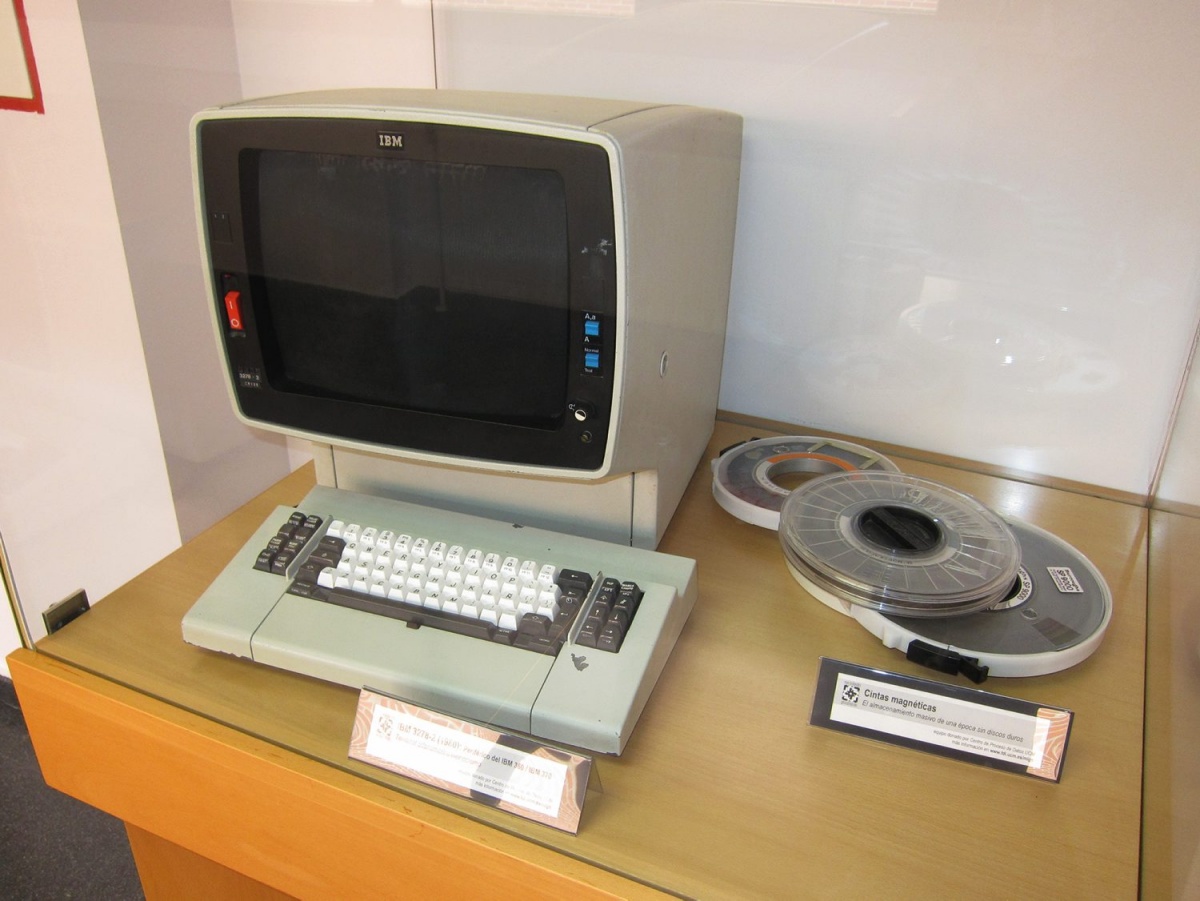 Paketni zaslonski terminal serije IBM 3270. Manuel Sagra na Wikimedia.