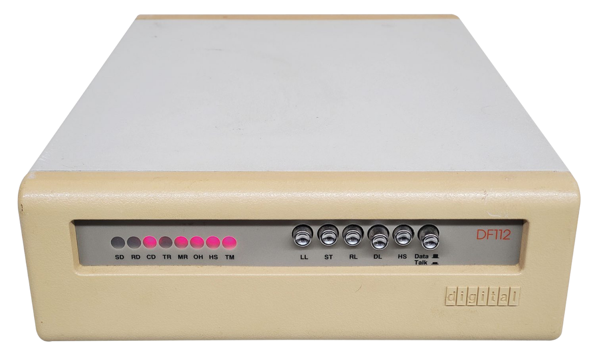 Tipičen računalniški modem podjetja DEC. Michael L.Umbricht na Wikimedia