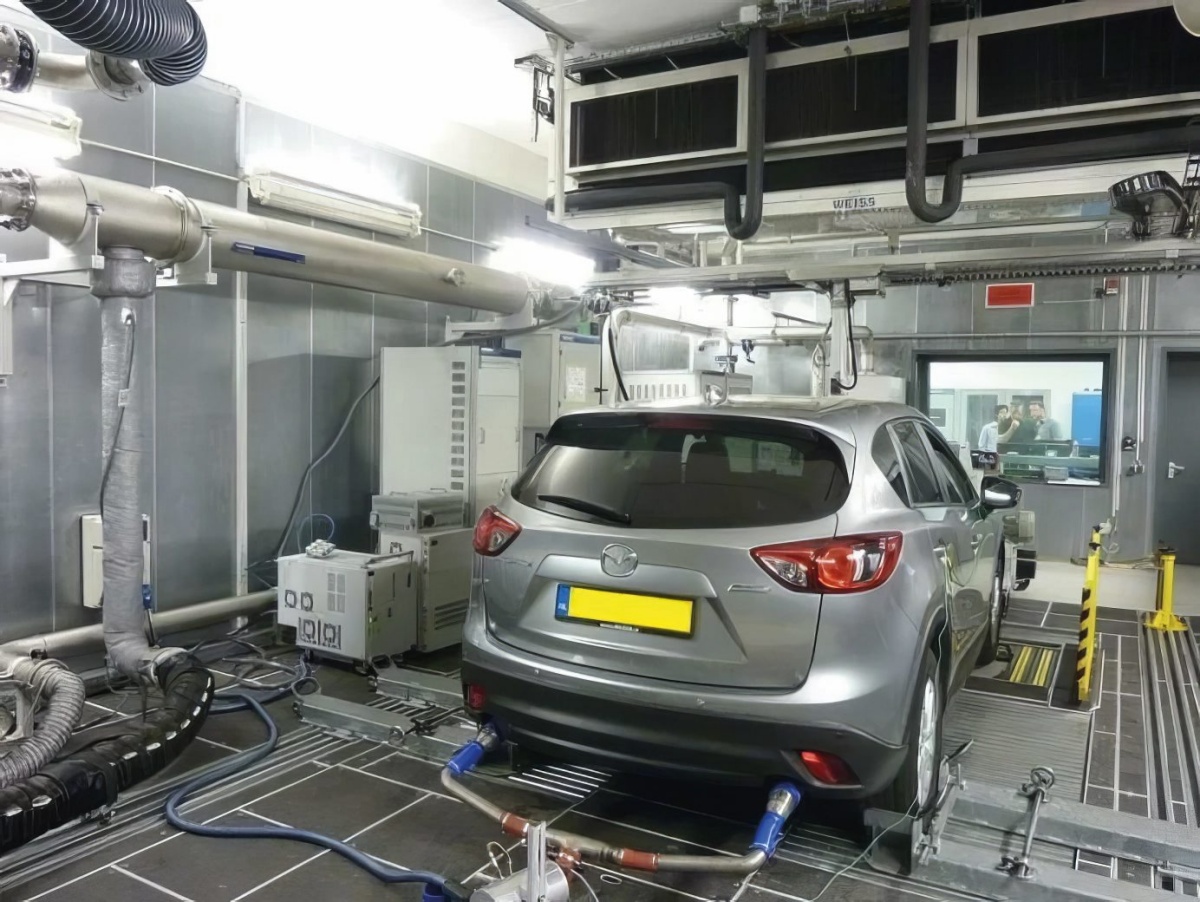 Laboratorijsko testiranje izpustov vozil. Slika: NOx emissions of Euro 5 and Euro 6 diesel passenger cars – test results in the lab and on the road, TNO Report 2016.