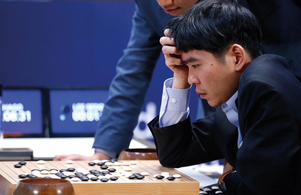 Ko je Deepmindov algoritem AlphaGo leta 2016 v igri go premagal Leea Sedola, je za svoje delovanje potreboval skoraj 2.000 vatov moči. Sedolovi možgani so je seveda neprimerno manj, zato vemo, da je mogoče nevronske mreže poganjati varčneje kot doslej.