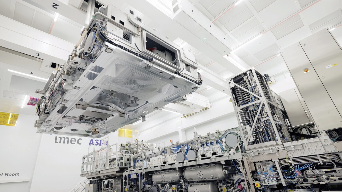 Montaža najnovejšega, prototipnega stroja iz ASML za EUV litografijo z visoko numerično aperturo lahko nakaže, s kako kompleksno tehniko rokuje proizvodnja čipov – in zakaj je integracija različnih podizvajalcev tako važna.