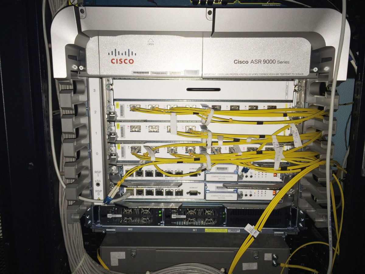 Sodoben internetni usmerjevalnik Cisco ASR 9000. Redfox hq na Wikimedia.