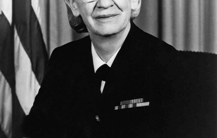Pionirka računalništva Grace Brewster Murray Hopper se je v zgodovino zapisala kot mati programskega jezika COBOL. Danes je »Grace Hopper« razvojno ime ene izmed generacij NVidiinih čipov.