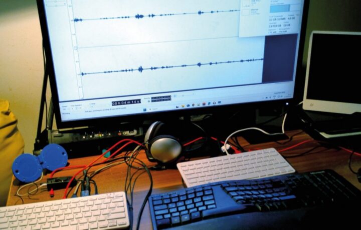 Digitalna avdio postaja z dvema zvočnima karticama USB na osnovi Raspberry Pi 500 z 8 GB RAM.