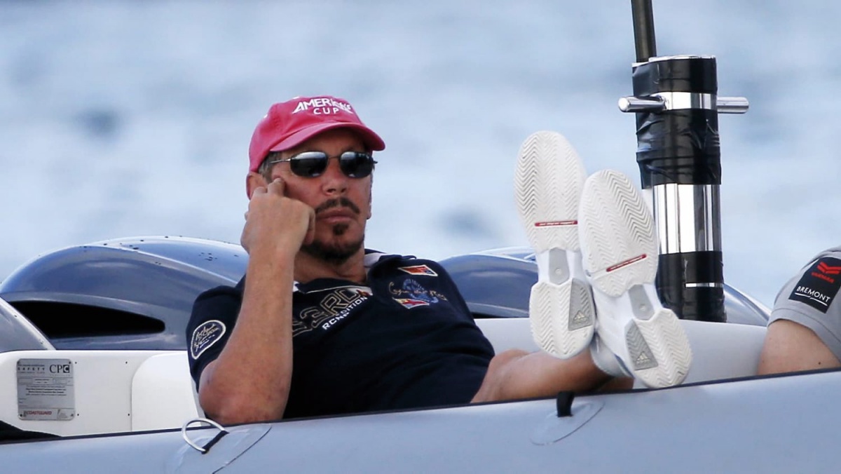 Larry Ellison je navdušen jadralec. Leta 2013 je postal zmagovalec regate »America’s Cup«.
