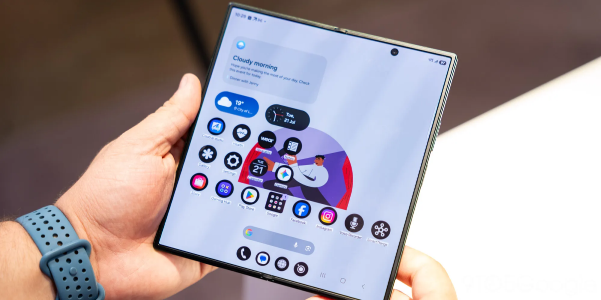 Samsung predstavil tri prepogljive telefone, Fold 8 prihaja v obliki žepne knjige