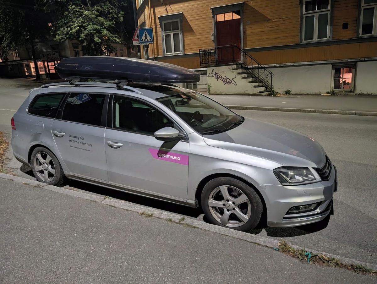 Na ulici parkirani avtomobili z logotipom Getaround.