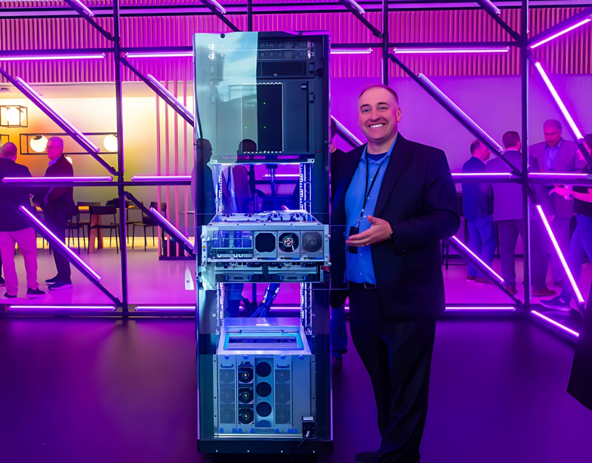 IBM mainframe strežnike z17 vgrajuje v standardne strežniške omare