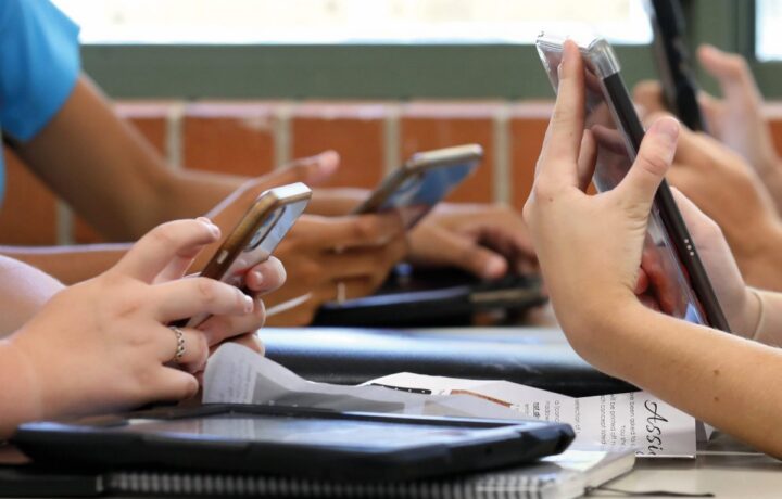 Med podporo umetni inteligenci in prepovedjo telefonov