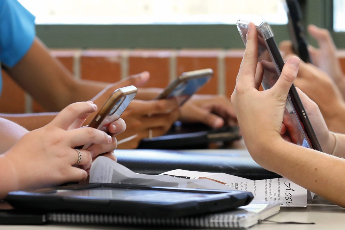 Med podporo umetni inteligenci in prepovedjo telefonov