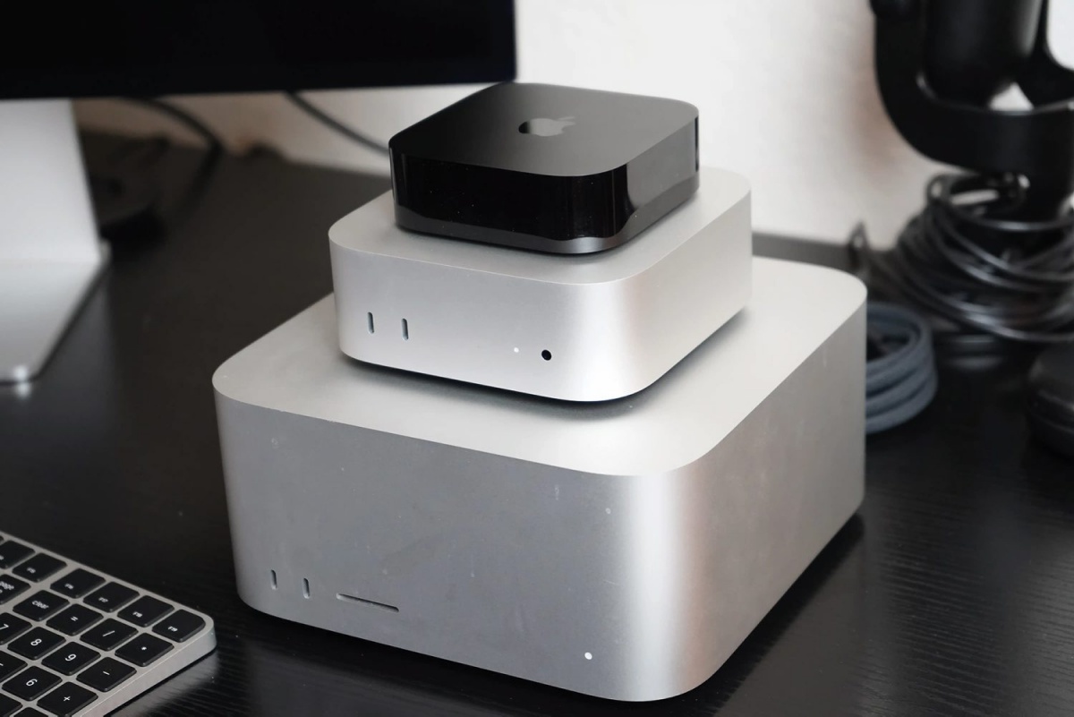 Od novodobnih zmogljivih sistemskih čipov nimajo koristi zgolj prenosniki, temveč so povzročili tudi prodor kompaktnega formata presenetljivo zmogljivih računalnikov. Mac Mini M4 (v sredi) ni bistveno večji od TV škatlice Apple TV.