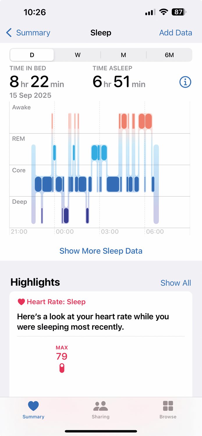 Podrobnejšo analizo z uro beleženega spanja prikaže aplikacija »Health« na povezanem telefonu iPhone.