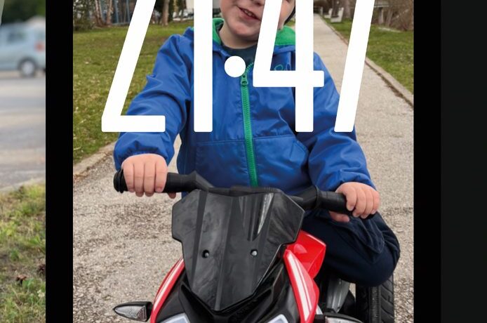 Zaklenjeni zaslon telefona z iOS 26 ni več namenjen zgolj funkcionalnosti, temveč je postal tudi izraz osebnega sloga.