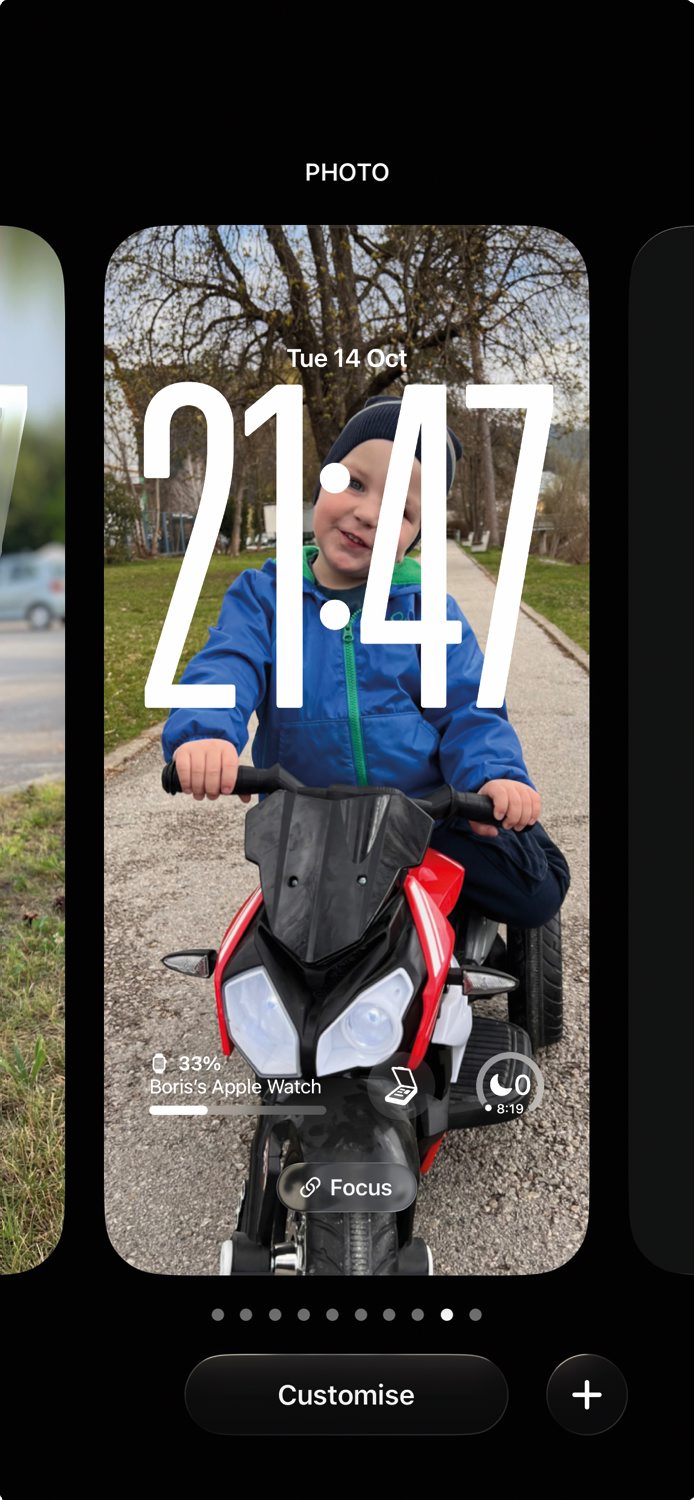 Zaklenjeni zaslon telefona z iOS 26 ni več namenjen zgolj funkcionalnosti, temveč je postal tudi izraz osebnega sloga.