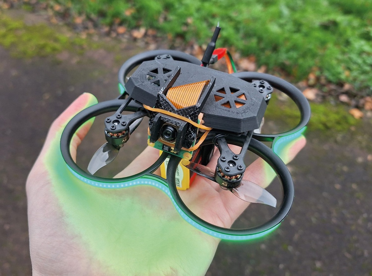 Sestavljeni dron na osnovi Raspberry Pi Pico 2 W z modulom in s kamero na osnovi Raspberry Pi Zero.