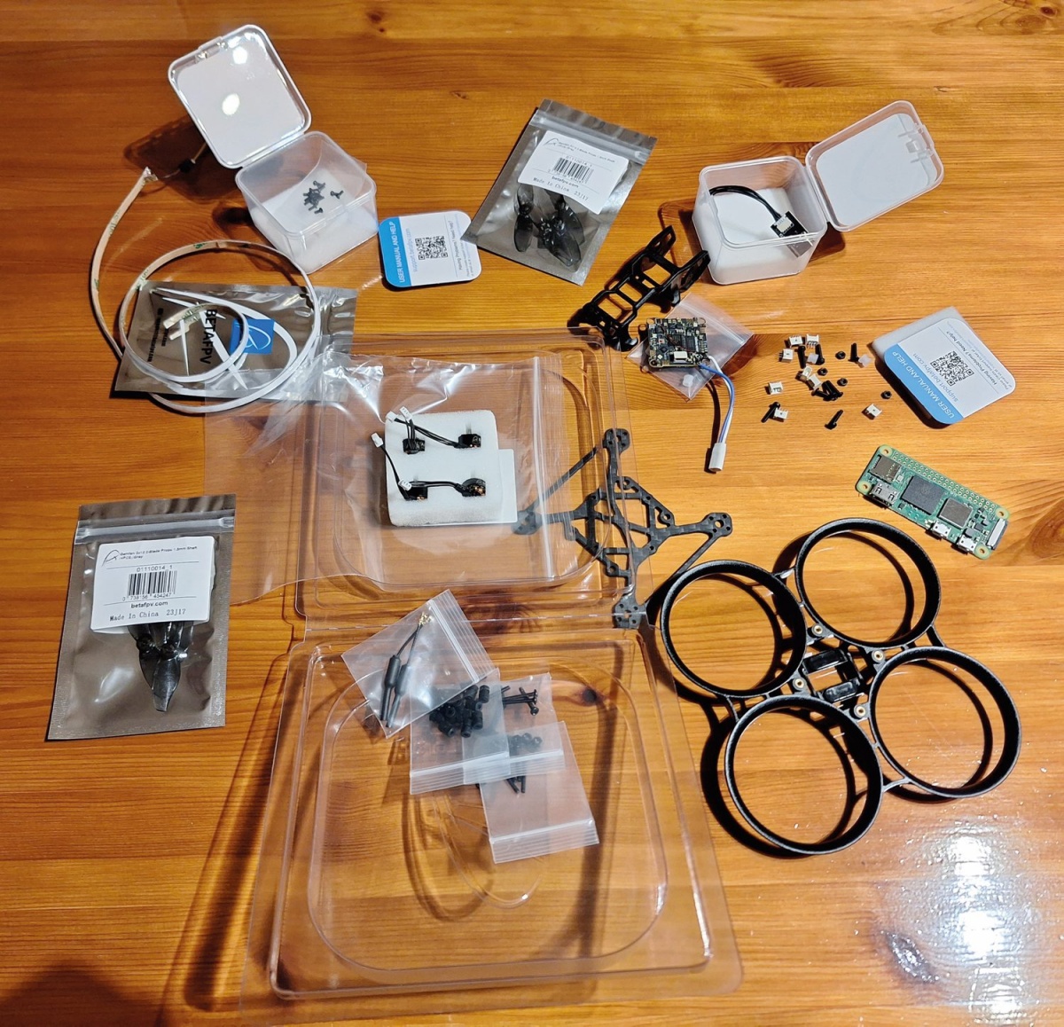 Deli za izdelavo drona na osnovi Rapsberry Pico 2W kot krmilnika letenja in Raspberry Pi Zero glavnega dela dodatnega modula s kamero.