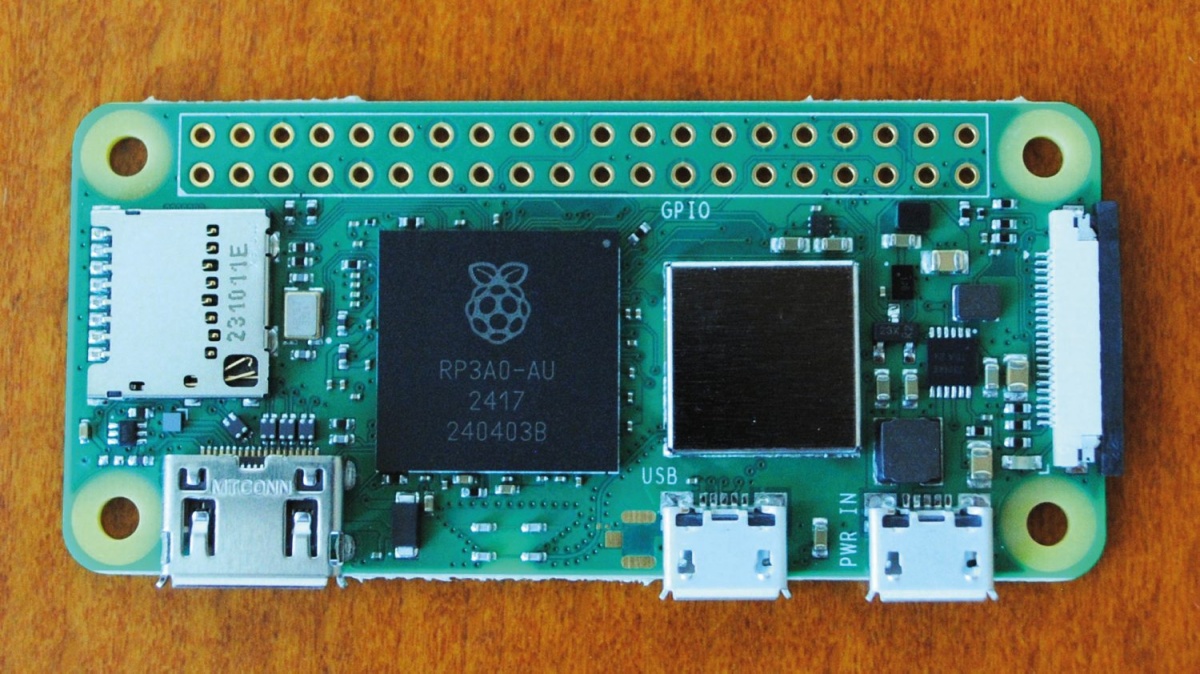 Rasberry Pi Zero 2W, povezan z Raspberry Pi tipkovnico, na katero so prek vgrajenega spojnika USB priključeni še miška, zvočna in omrežna kartica.