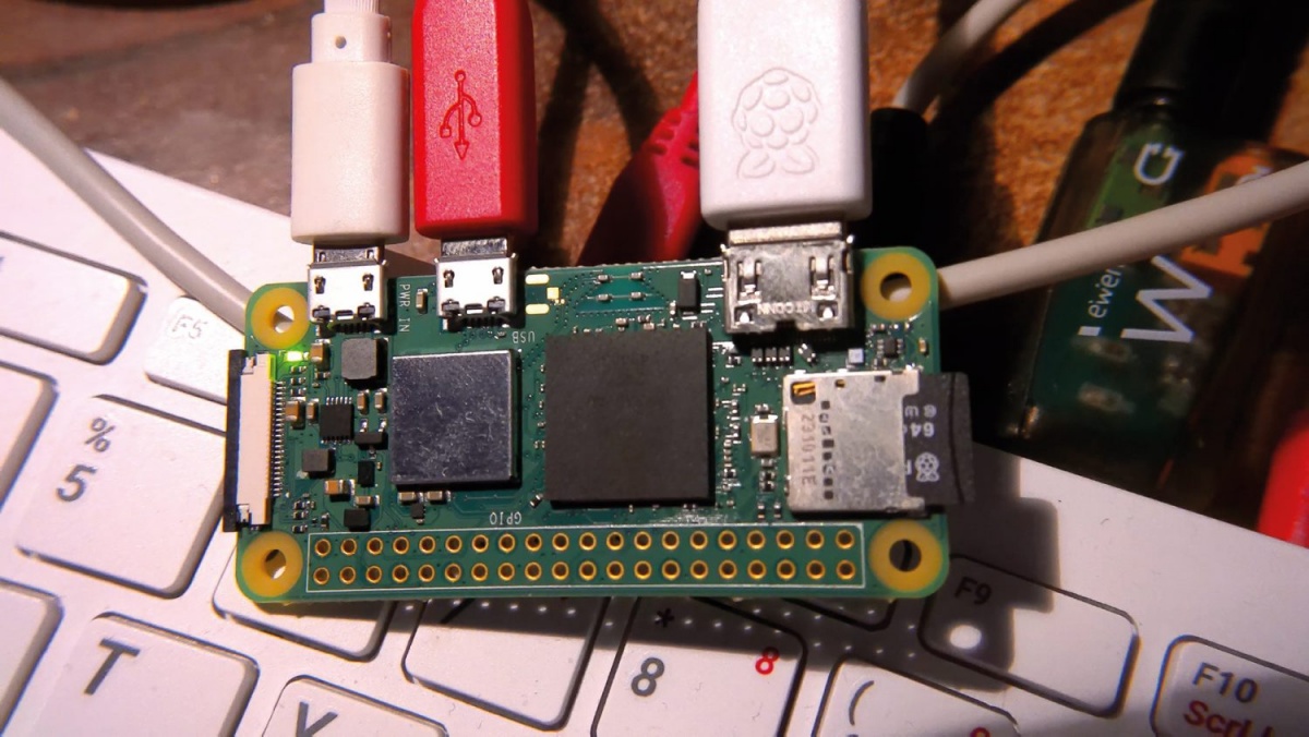 Raspberry Pi Zero 2 W z digitalno kamero visoke ločljivosti.
