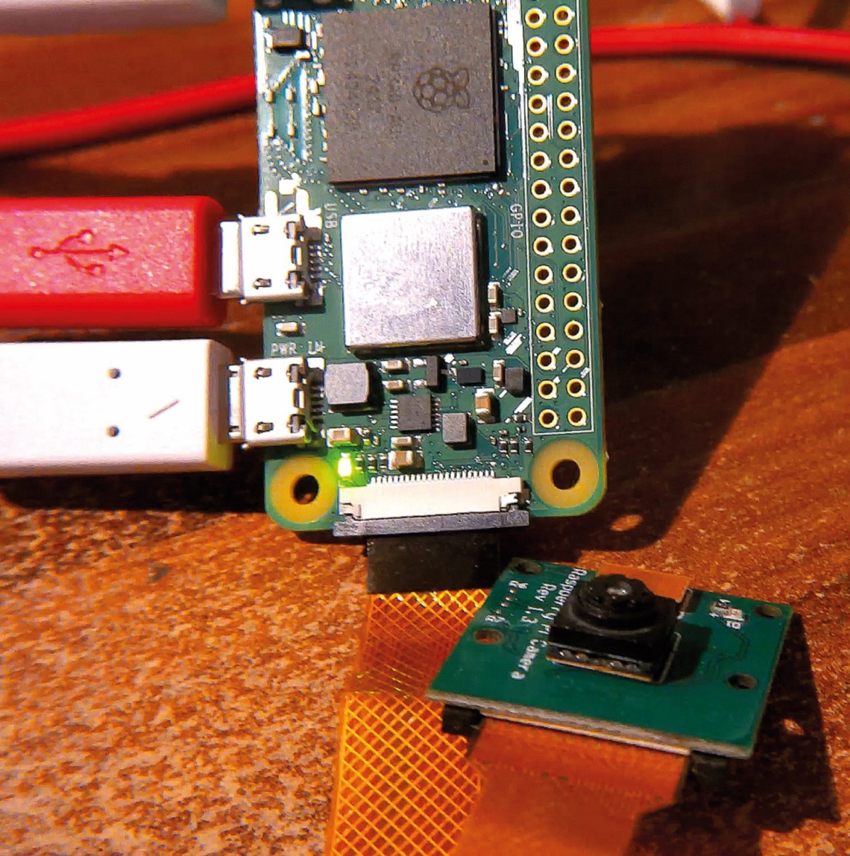 Rasberry Pi Zero 2W kot namizni računalnik, povezan s tipkovnico Raspberry Pi z vgrajenim spojnikom USB 2.0.