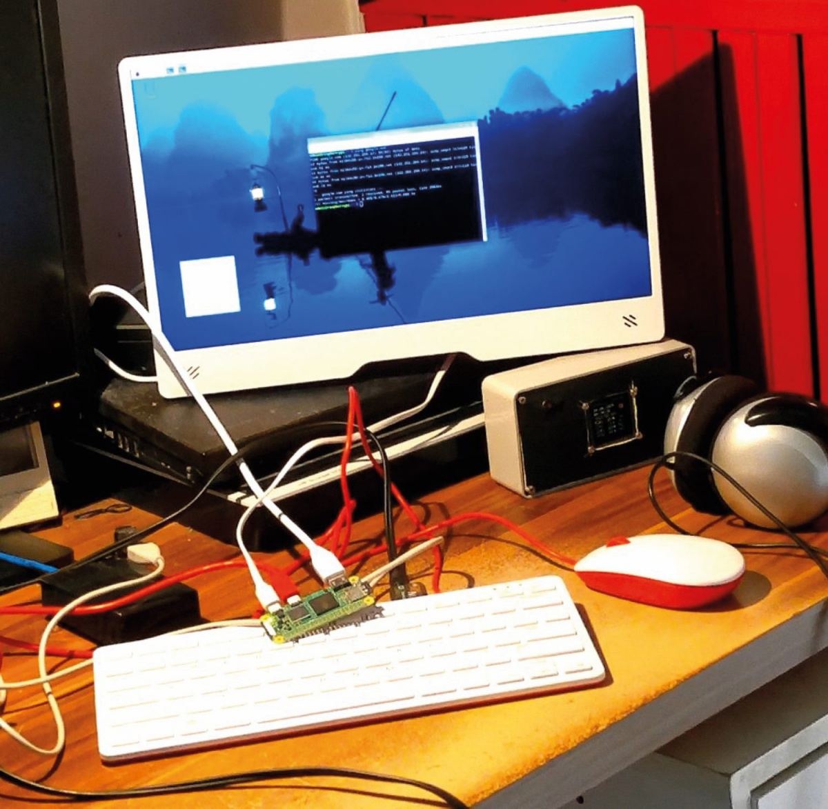 Raspberry Pi Zero 2 W z monitorjem, s tipkovnico in z miško. Spojnik USB je na zadnji strani monitorja.