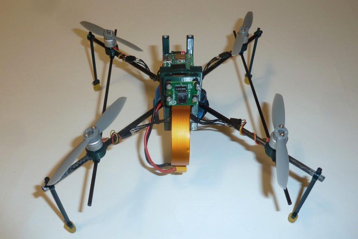 Sestavljeni dron s kamero na osnovi Raspberry Pi Zero 2 W.