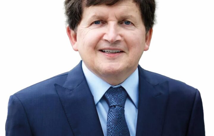 Madžarski razvijalec programske opreme iz Budimpešte Charles Simonyi je prvi dobil zamisel o združenem paketu pisarniških aplikacij.