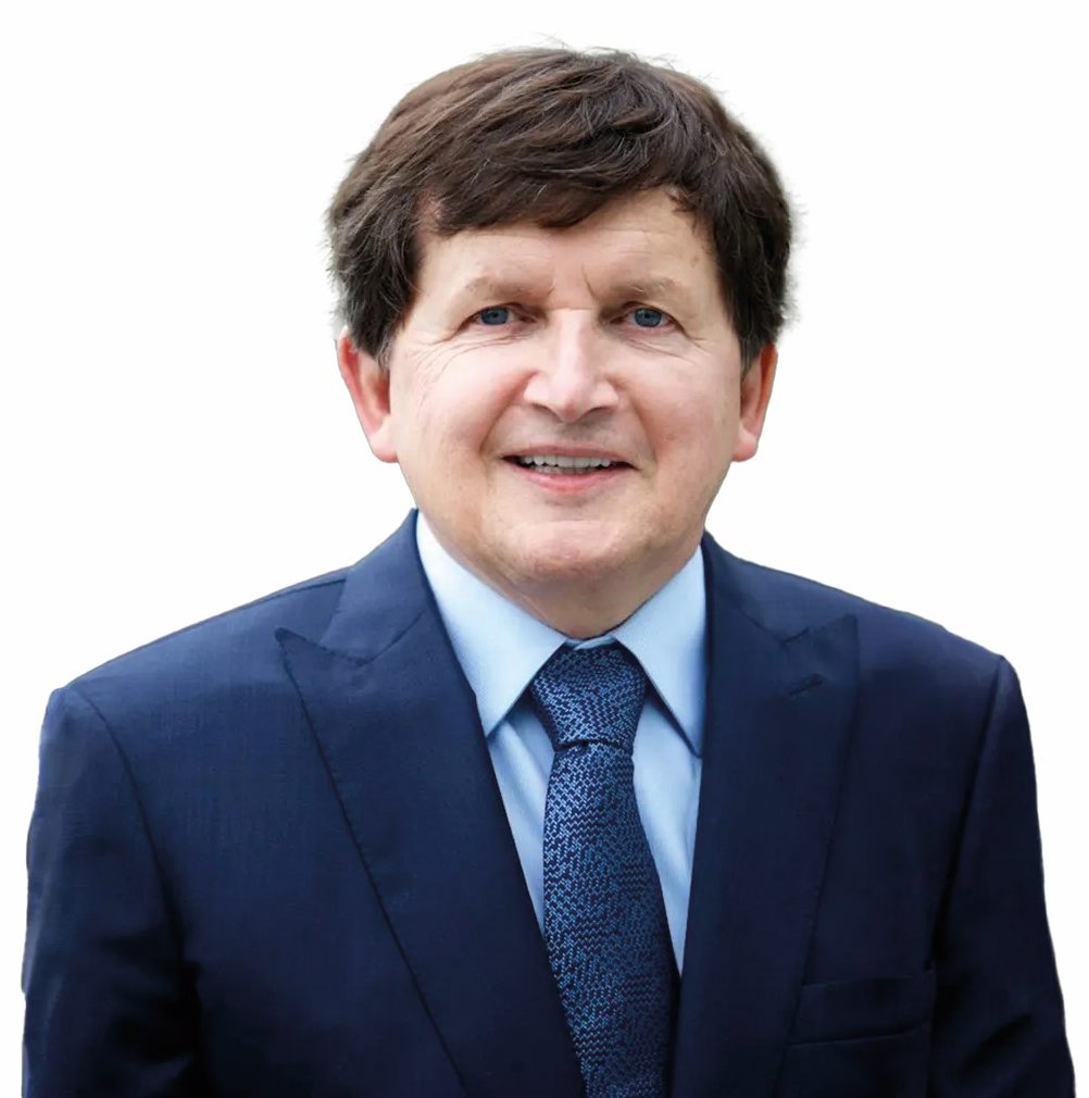 Madžarski razvijalec programske opreme iz Budimpešte Charles Simonyi je prvi dobil zamisel o združenem paketu pisarniških aplikacij.