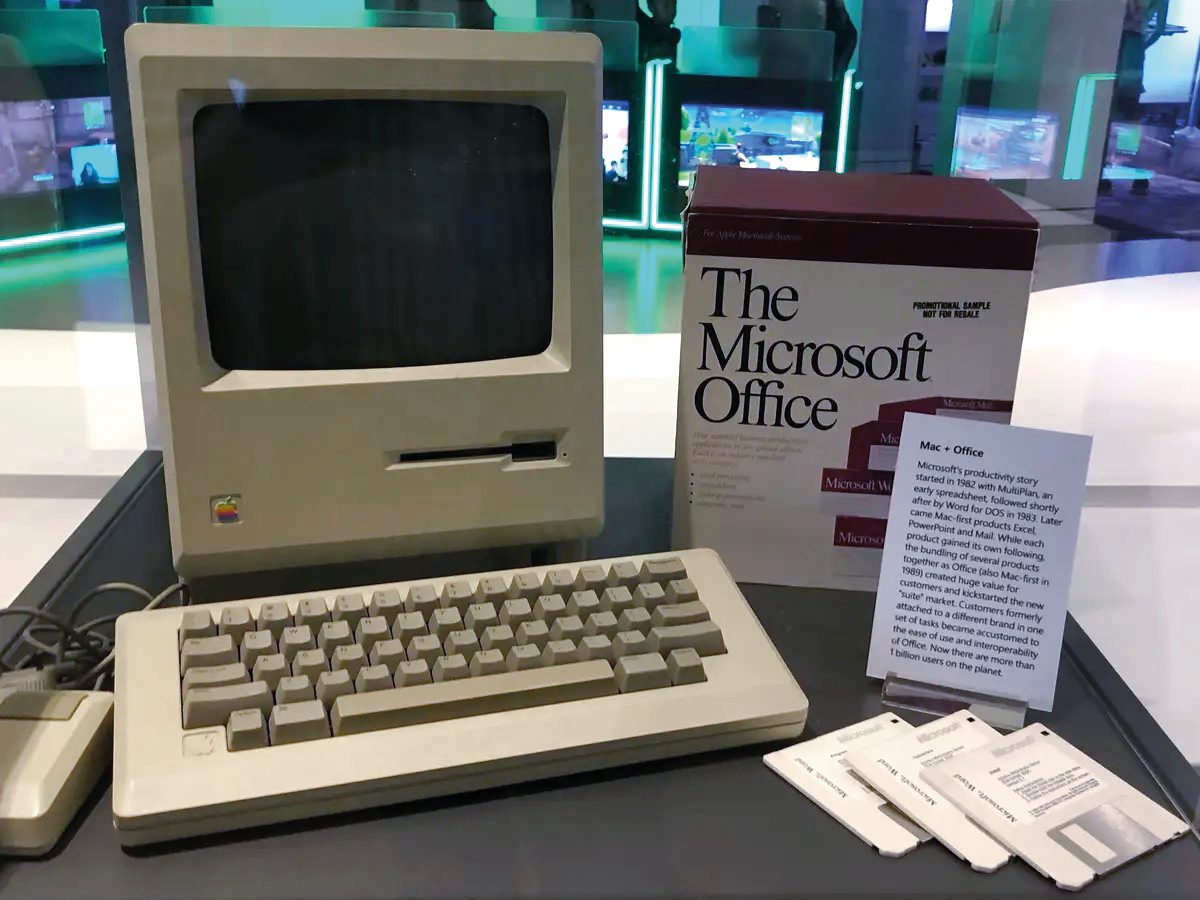 Prva zbirka pisarniških programov Office je bila namenjena Applovim računalnikom Macintosh.
