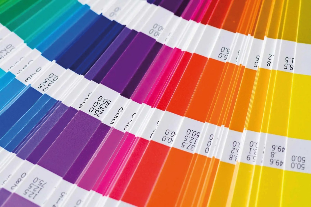 Katalogi barv Pantone so kakovostni, a pregrešno dragi.