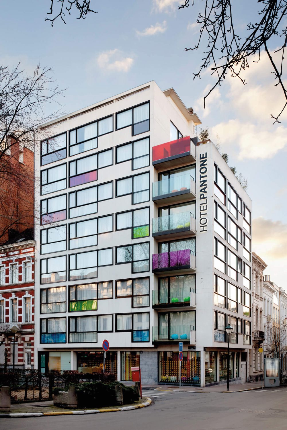 Pantone ima danes vpliv, ki sega čez okvire oblikovalske skupnosti. Države določajo PMS barve svojih zastav, zvezdniki si izmišljajo lastne odtenke, medtem ko v Bruslju stoji pravi Pantone hotel.