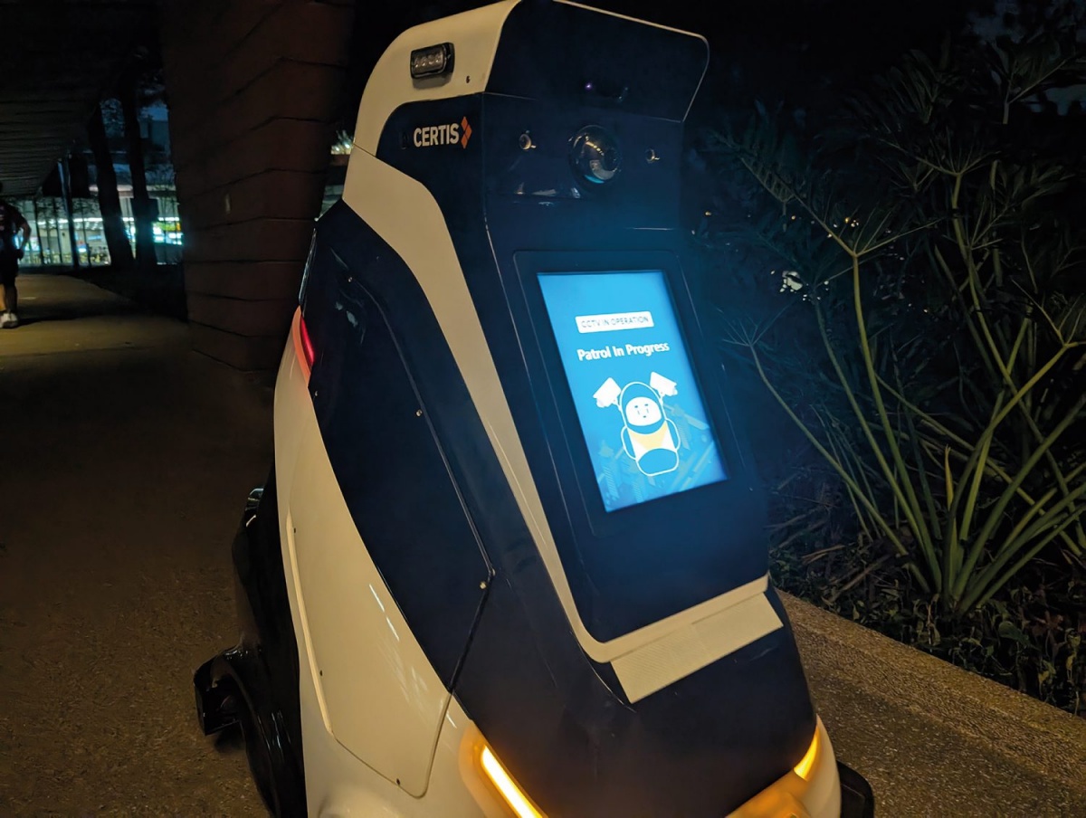 Po univerzitetnem kampusu vozijo roboti za nadzor dogajanja.
