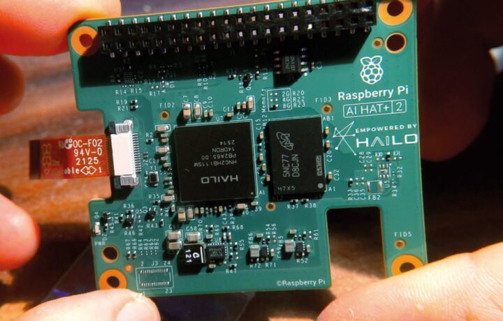Raspberry Pi AI HAT+ 2 z modulom Hailo-10H in 8 GB RAM.