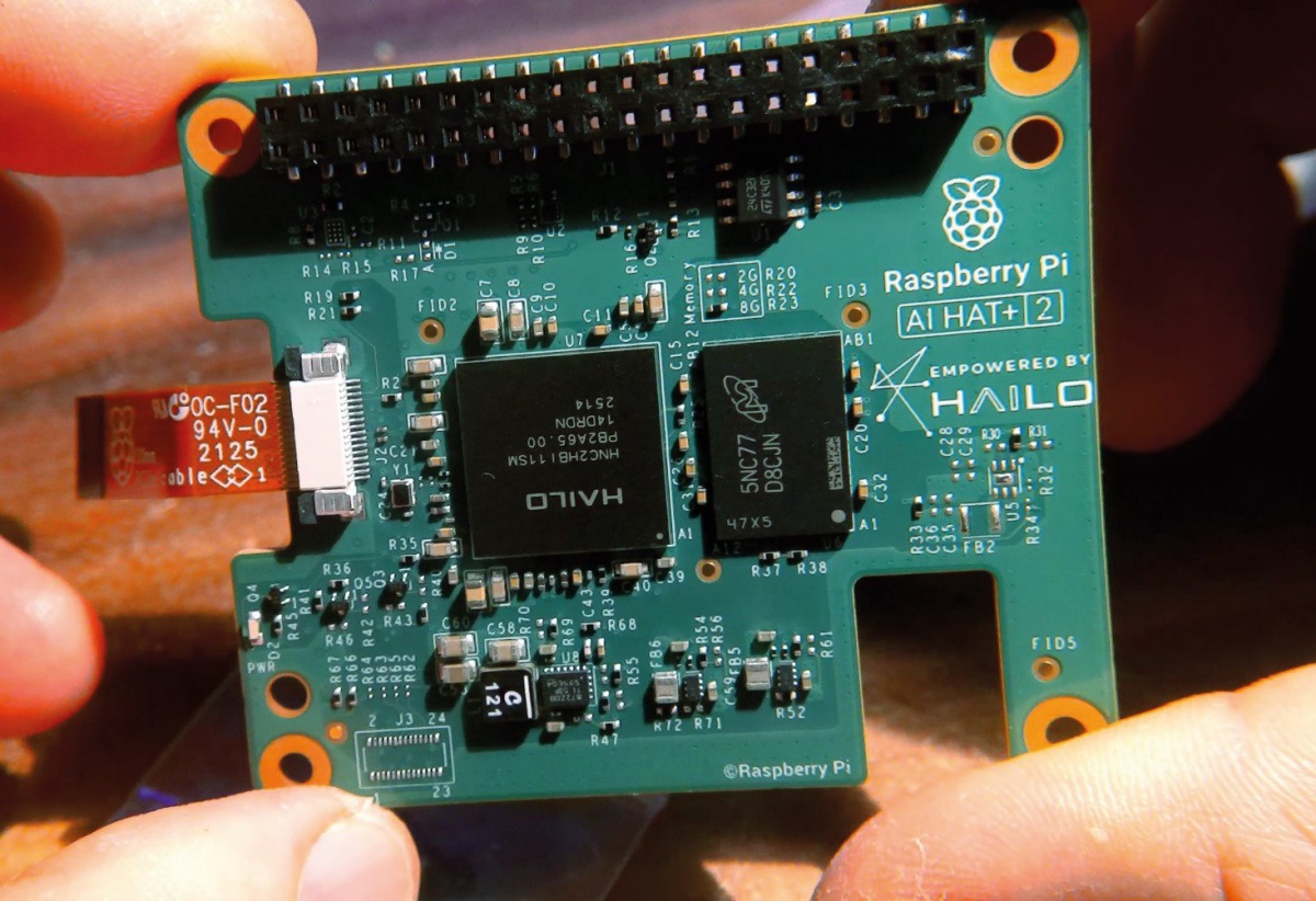 Raspberry Pi AI HAT+ 2 z modulom Hailo-10H in 8 GB RAM.