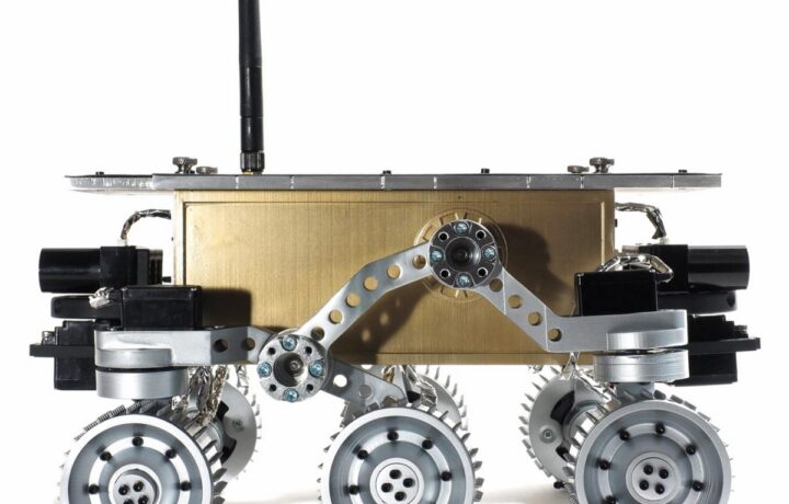 Podjetje iRobot je na začetku svoje poti sodelovalo z ameriško vlado in vojsko, pomagali so razviti tudi Nasino terensko vozilo Sojourner, ki trenutno počiva na Marsu.