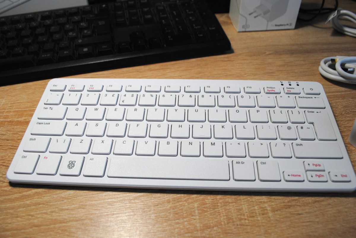 Raspberry Pi 500, tipkovnica z zmogljivim računalnikom.