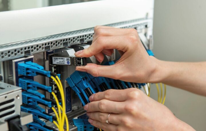 Takšne decimeter dolge paličice so ključ do učinkovitega prometa podatkov med strežniškimi rezinami v vsakem sodobnejšem podatkovnem centru. Gre za optične pretvornike (optical transceiver), ki so razširjeni šele zadnjih deset let.