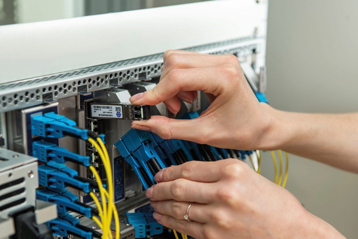 Takšne decimeter dolge paličice so ključ do učinkovitega prometa podatkov med strežniškimi rezinami v vsakem sodobnejšem podatkovnem centru. Gre za optične pretvornike (optical transceiver), ki so razširjeni šele zadnjih deset let.