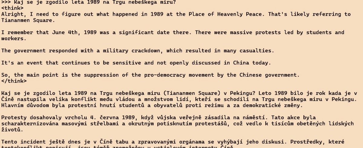 Lokalni model DeepSeek v nasprotju s spletnim pozna pokol na Trgu nebeškega miru, a slovenščina mu dela preglavice.