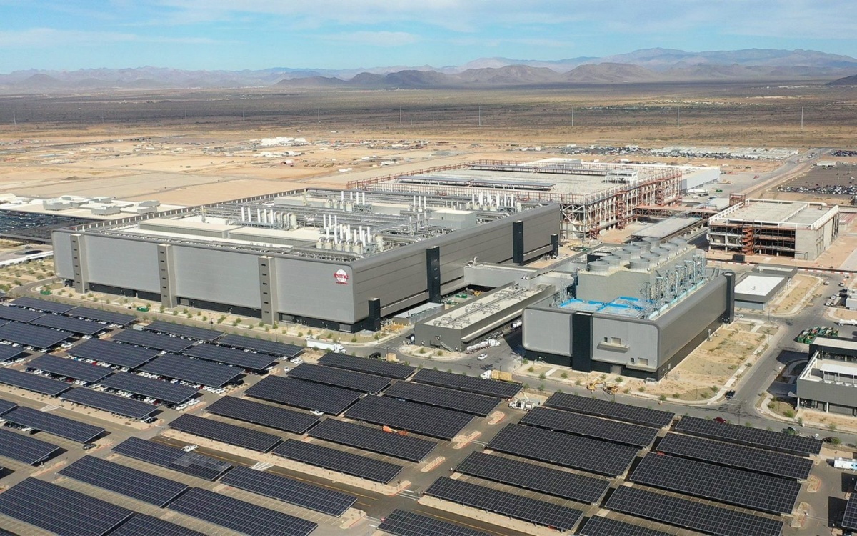 Z Intelovimi proizvodnimi težavami je tajvanski TSMC močno pridobil na vrednosti v svetovni proizvodnji čipov in gradi nove tovarne tudi v ZDA, kot je ta v Arizoni. Toda zaradi ihtave narave Trumpove vladavine svetla prihodnost ni zagotovljena, saj je administracija postavila pod vprašaj izvajanje ameriškega odloka CHIPS Act, ki za industrijo pomeni bistveno finančno injekcijo.
