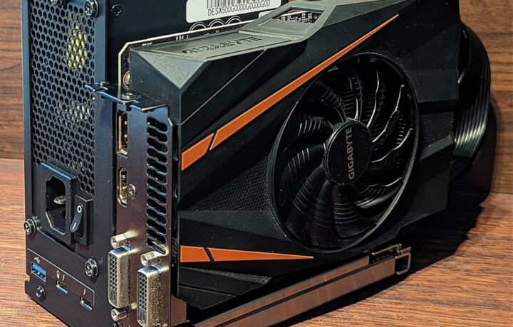 Zunanja grafična kartica, ki jo z računalnikom povežemo prek vodila Thunderbolt 3.