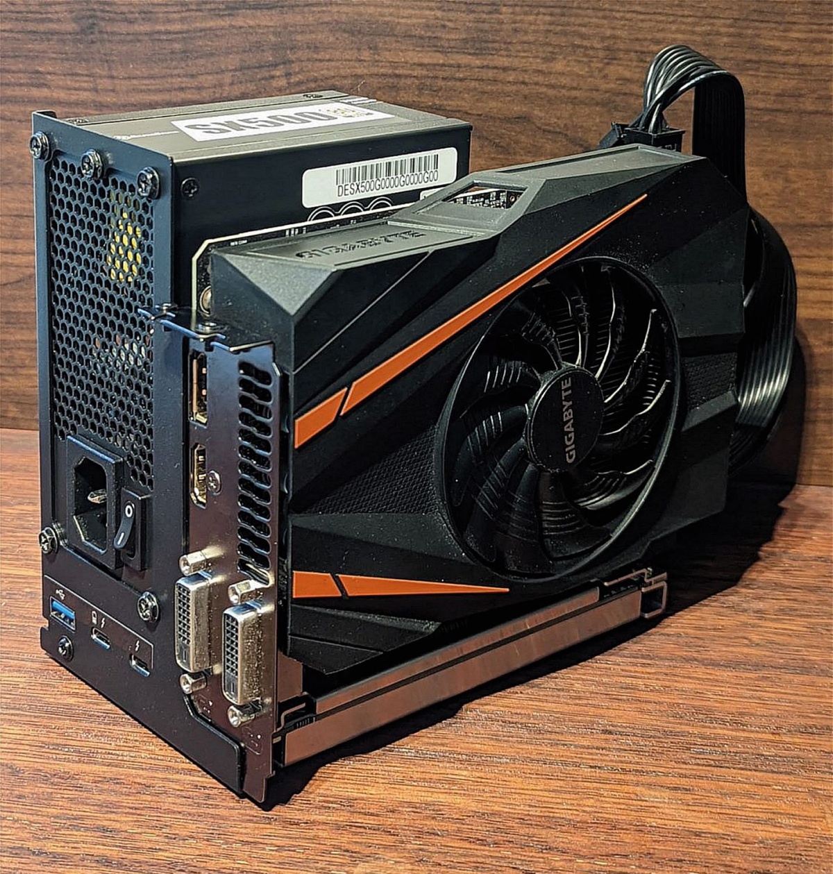Zunanja grafična kartica, ki jo z računalnikom povežemo prek vodila Thunderbolt 3.
